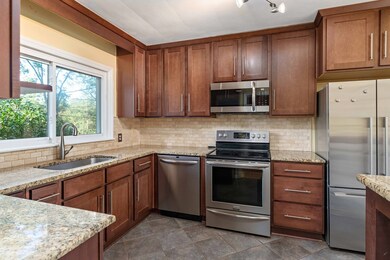 Gorgeous wood cabinets w self closing drawers