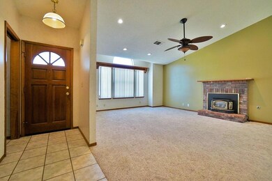 957 Elderwood Ln Lemoore 05 Entryway Sma