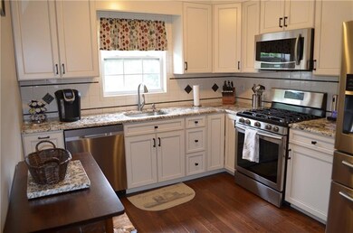 Beautiful new kitchen.  5 burner cooktop, microwav