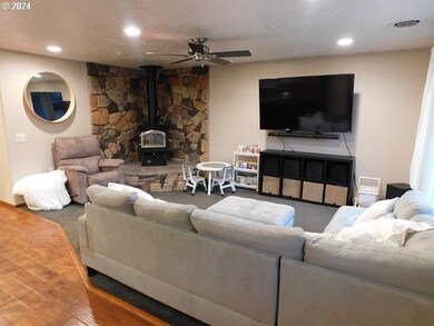 Living Room/Entrance