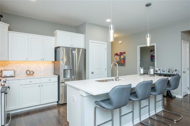 9922 Marnewood Dr, Johnston, IA 50131 - photo 3