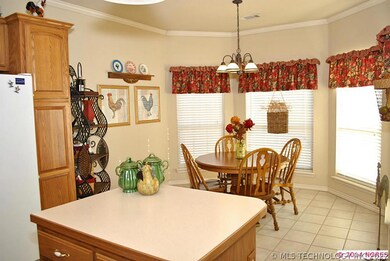 Large kitchen with ceramic tile floor and center i