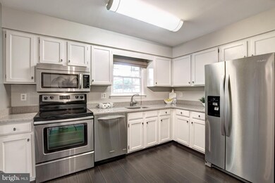 10206 Roberts Common Ln, Burke, VA 22015 - photo 5