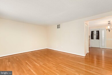 8661 Bent Arrow Ct, Springfield, VA 22153 - photo 6