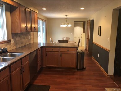Kitchen & Eat In Dining Area