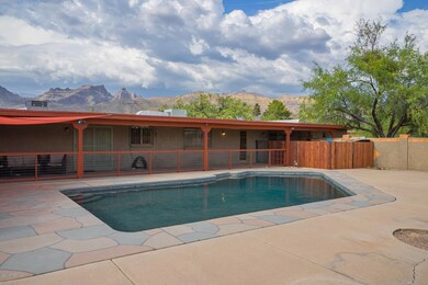 Pool/Mountain Views