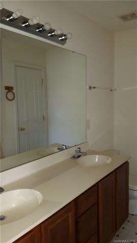 Master Bath w/Dual Vanity