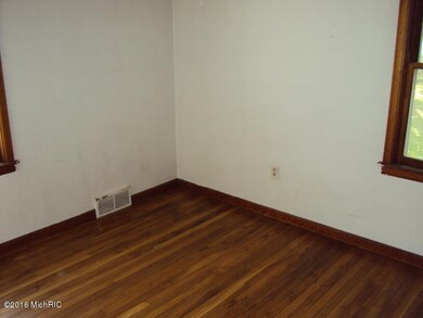 303 Woodruff St, Niles, MI 49120 - photo 5