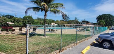 406 Windsor R, West Palm Beach, FL 33417 - photo 4