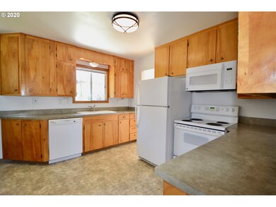 2118 E 13th St, the Dalles, OR 97058 - photo 3