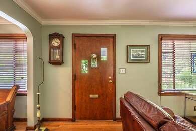 FRNOT DOOR 3157 Mountview Rd 08