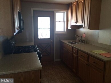 1031 Foxwood Ln, Essex, MD 21221 - photo 3