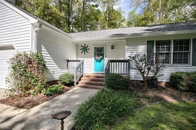 7095 Hunters Pointe Dr, Gloucester, VA 23061 - photo 2