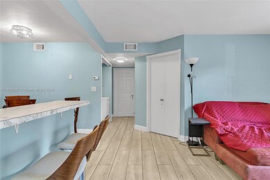 251 Palm Cir W unit 207, Pembroke Pines, FL 33025 - photo 2