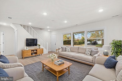 58 Queen Lily Rd, Levittown, PA 19057 - photo 2