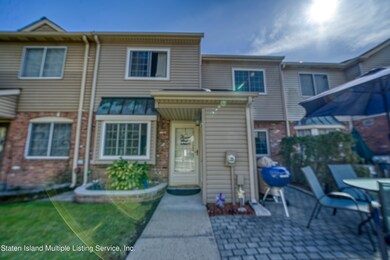 Welcome to 27 Franklin Ln. Unit B!