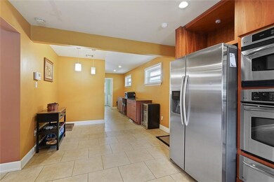 Dining/Wet Bar/Laundry