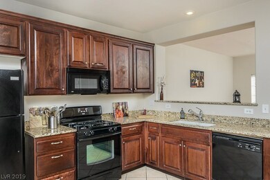 Large eat-in Kitchen with lots of cabinets, granit