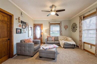 Cozy living room, 9' ceilings, crown molding