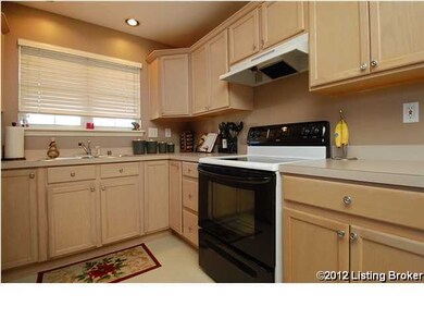 8803 Fox Chase Place, Louisville, KY 40228 - photo 3