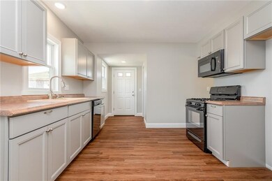 The 19X11 kitchen features upgraded cabinetry & a 