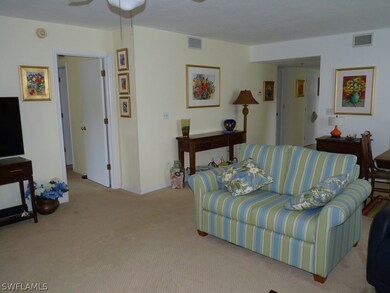 LIVING AREA TOWARD ENTRY