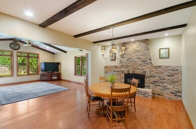 Informal dining off kitchen or sitting room. Wonde