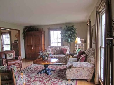 750 Oakview Dr, Algonquin, IL 60102 - photo 2