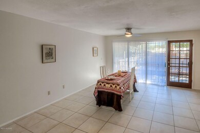 11 Family Room photo a_preview