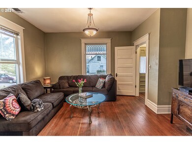 714 W 9th St, the Dalles, OR 97058 - photo 7