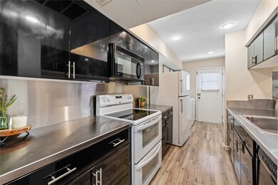 8020 Braesmain Dr unit 1803, Houston, TX 77025 - photo 3