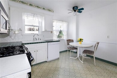 Eat-in-Kitchen (12x12) All Appliances Stay