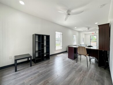 214 E 30th St, Houston, TX 77018 - photo 5