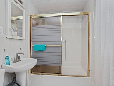 Main Apartment - Full Bathroom