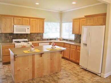 3558 SW Salmon Ave, Redmond, OR 97756 - photo 5