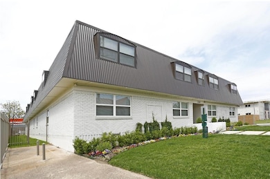 View of front facade featuring a front lawn