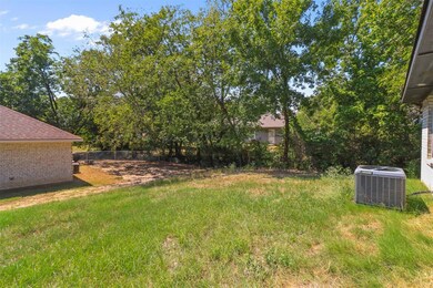 1001 W 9th St unit B, Bonham, TX 75418 - photo 3