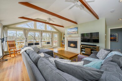 003-photo-living-room-8272272
