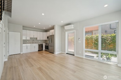 527 S Cloverdale St unit A, Seattle, WA 98108 - photo 3