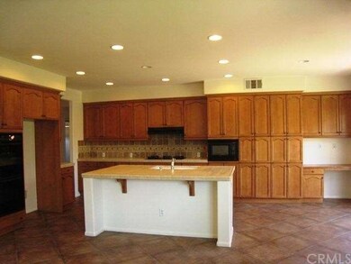 Huge kitchen with island, dual ovens, cooktop, bui
