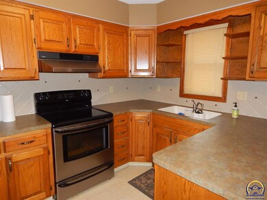 3621 SW Eveningside Dr, Topeka, KS 66614 - photo 2