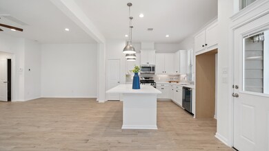 319 E Coralburst Loop, Montgomery, TX 77316 - photo 3