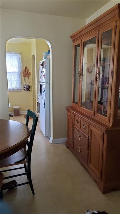 223 E Cowing Dr, Muncie, IN 47303 - photo 4