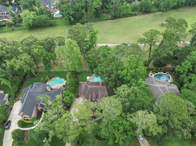 This aerial photo showcases a beautiful, golf cour
