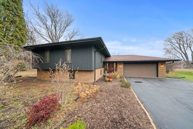 4085 Shorewood Dr, Rockford, IL 61101 - photo 2