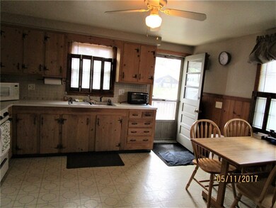  EAT IN KITCHEN