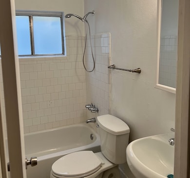 Tub/shower combo bathroom.