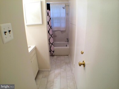 4308 Hollowview Ct, Fairfax, VA 22032 - photo 3