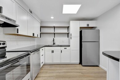 Breakwaters unit 310, West Palm Beach, FL 33401 - photo 2