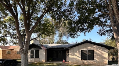 1706 24th St, Hondo, TX 78861 - photo 2